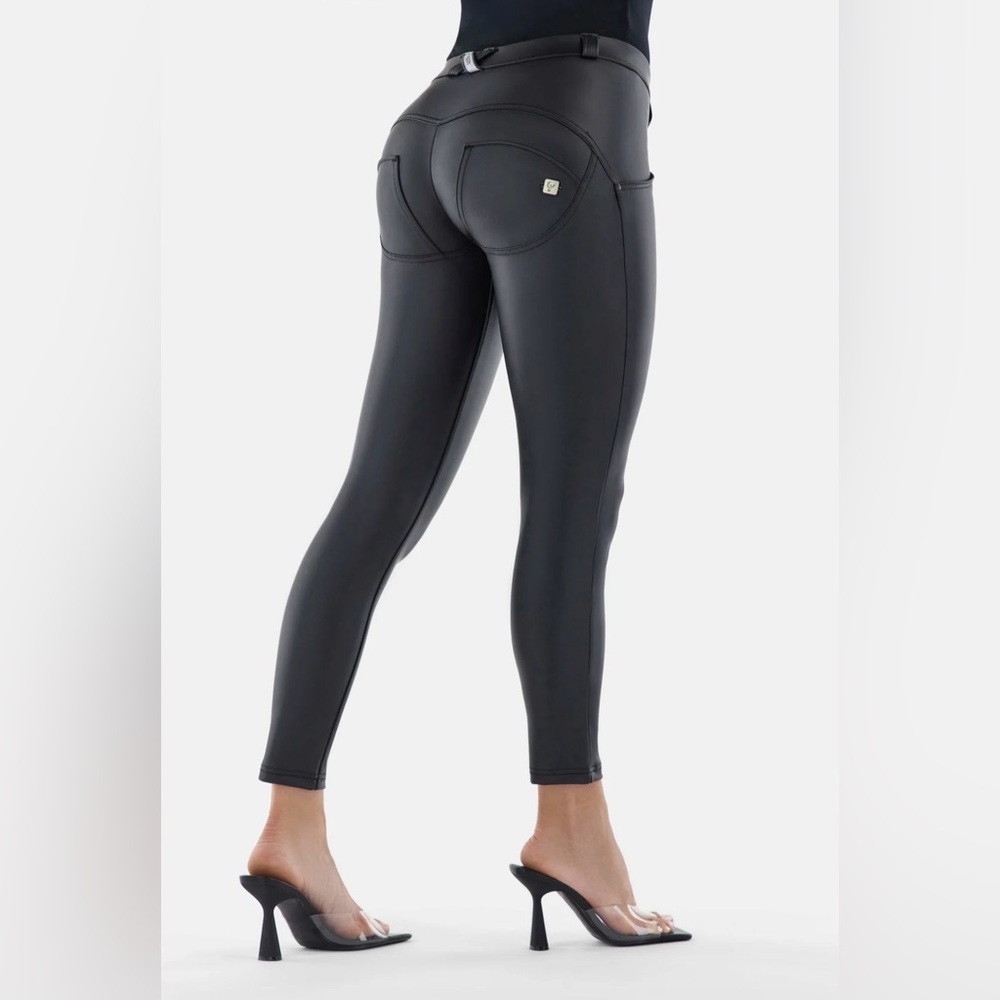 FREDDY WR.UP® PUSH UP PANTS 7/8- Women’s Black Faux Leather Shaping Pants Size M